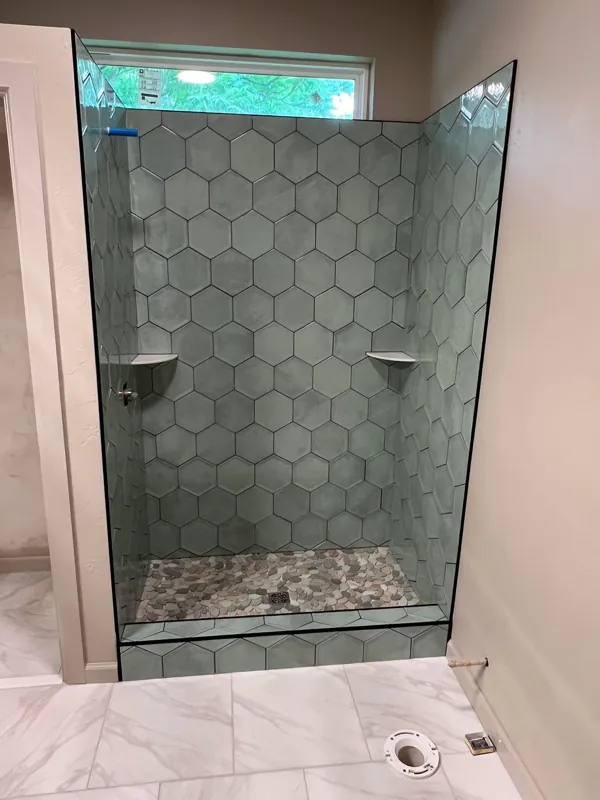 Glass-fronted shower with stone-look tile
