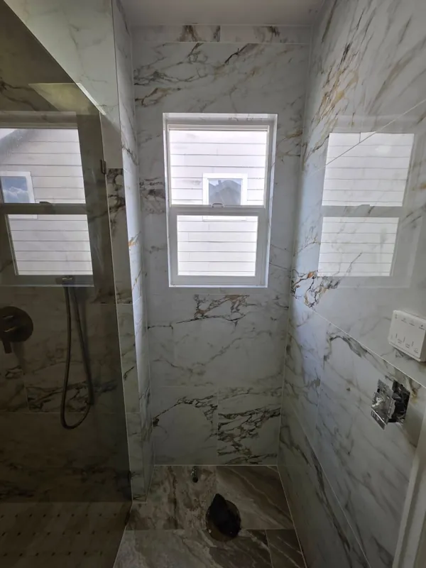 Light marble-look shower walls and windows