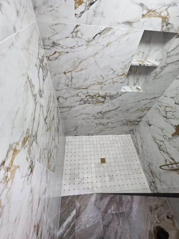 Marble-look shower wall and niche