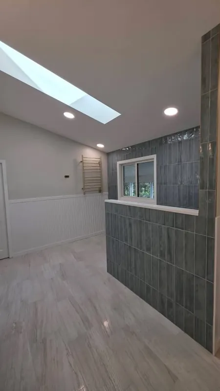 Skylight above a tiled bathroom