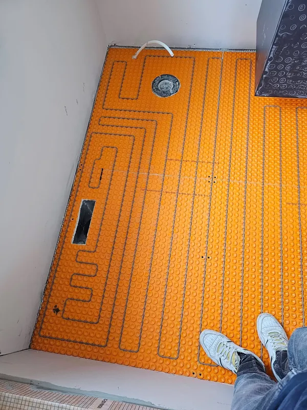 Bathroom floor preparation with heating cable